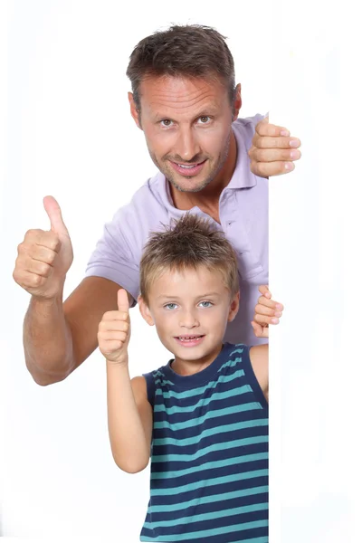 Primer plano del hombre con el niño pequeño mostrando mensaje —  Fotos de Stock