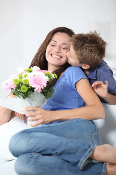 Маленький мальчик целует свою маму на День матери — стоковое фото