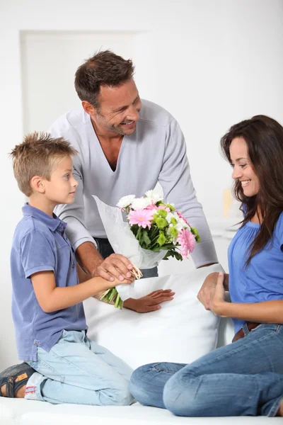 Lycklig familj på alla hjärtans dag — Stockfoto