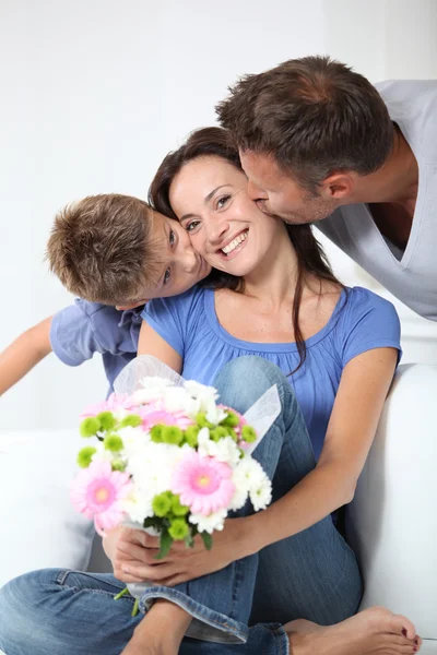 Glückliche Familie am Valentinstag — Stockfoto