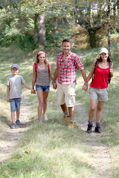 Parents et enfants pendant une journée de randonnée — Photo