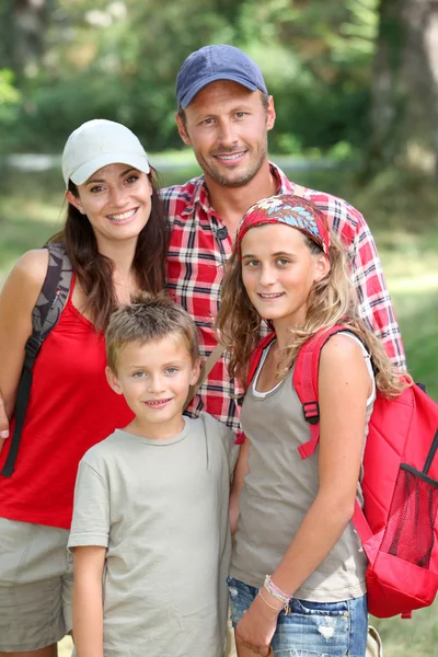 Glad familj porträtt på en vandring dag — Stockfoto