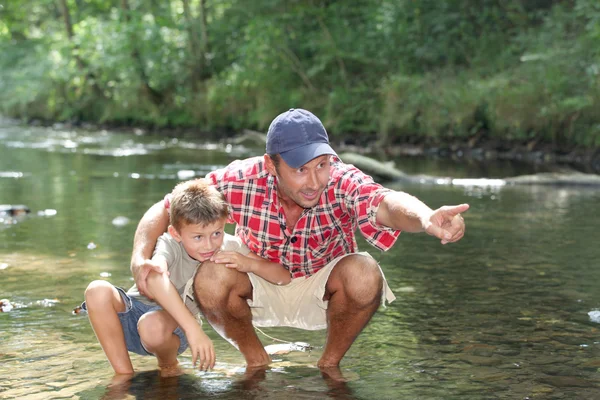 Père montrant la rivière à son fils — Photo