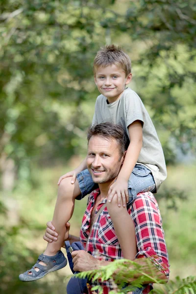 Närbild av lycklig far och son — Stockfoto