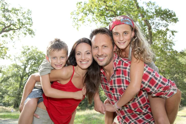 Familia divirtiéndose en día de senderismo — Foto de Stock