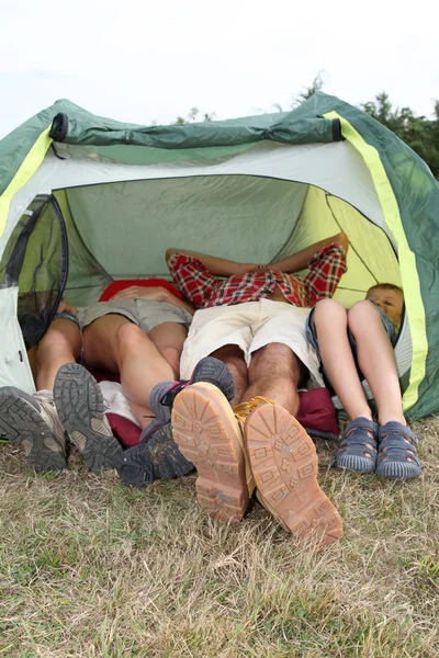 Vista de pés de fora de uma tenda de acampamento — Fotografia de Stock