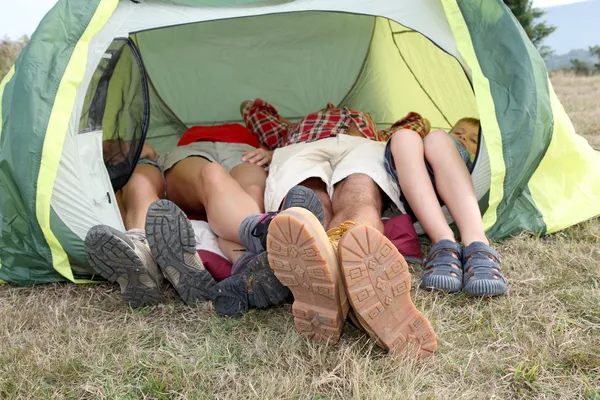 Vista de pés de fora de uma tenda de acampamento — Fotografia de Stock