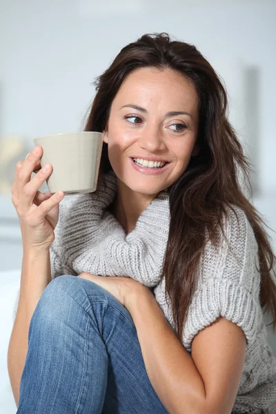 Nahaufnahme einer schönen Frau mit Heißgetränk zu Hause — Stockfoto