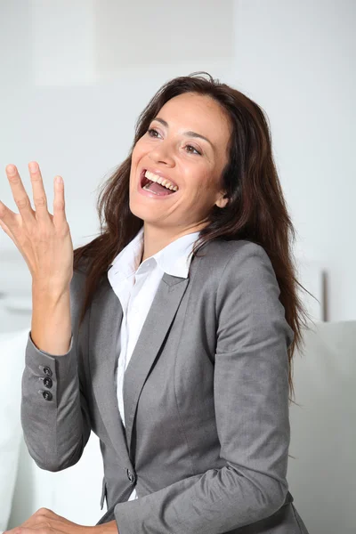 Zakenvrouw in gesprek met handen — Stockfoto