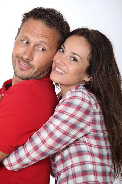 Casal abraçando uns aos outros apertado — Fotografia de Stock