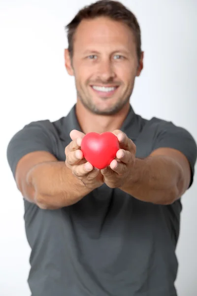 Man met rood hart in zijn handen — Stockfoto