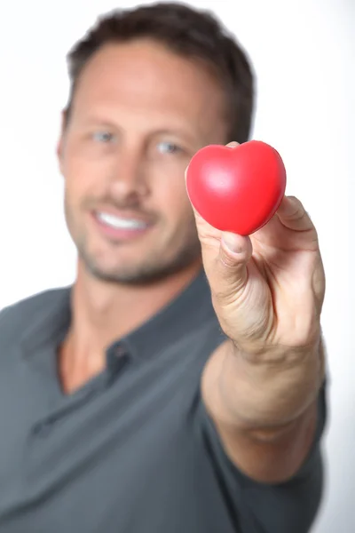 Man met rood hart in zijn handen — Stockfoto