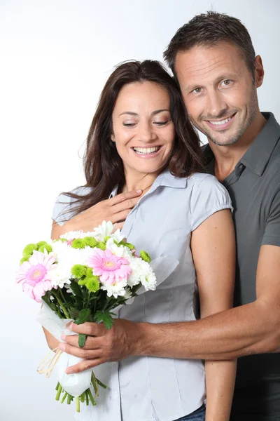 Homem dando um monte de flores para namoradas — Fotografia de Stock