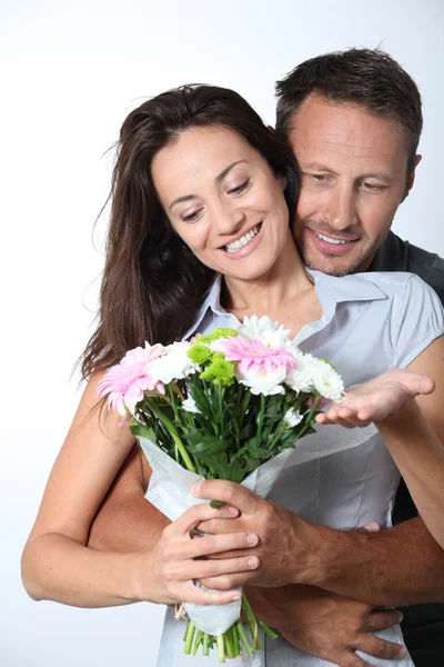 Człowiek daje bukiet kwiatów do dziewczyny — Zdjęcie stockowe