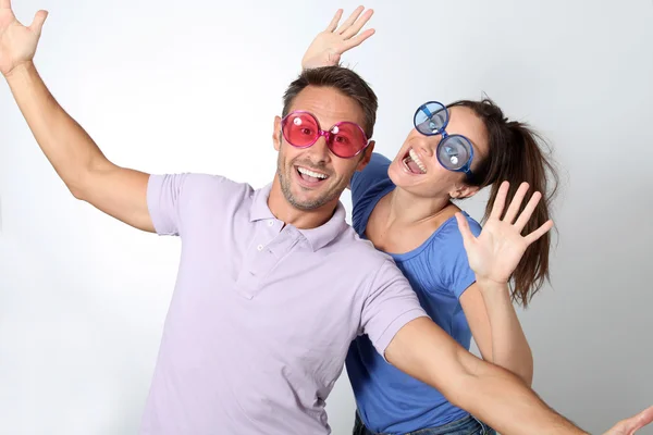 Пара в кольорових окулярах розважається — стокове фото