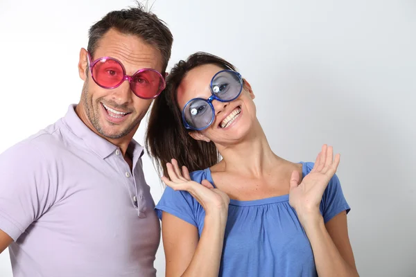 Couple portant des lunettes de couleur s'amuser — Photo