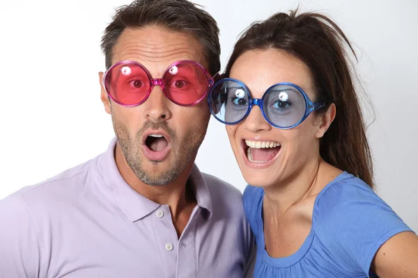 Ζευγάρι φορώντας χρωματισμένα γυαλιά διασκεδάζοντας — Φωτογραφία Αρχείου