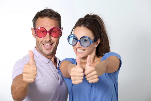 Paar mit farbiger Brille hat Spaß — Stockfoto