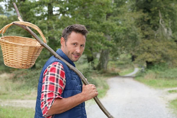 Primer plano del hombre con cesta — Foto de Stock