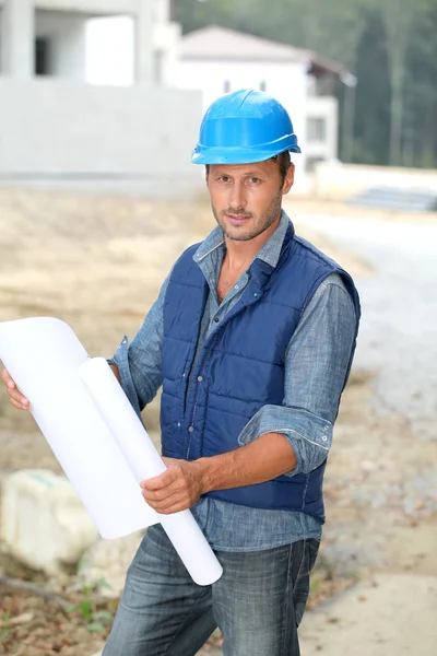 Uomo d'affari con casco sito di controllo in costruzione — Foto Stock