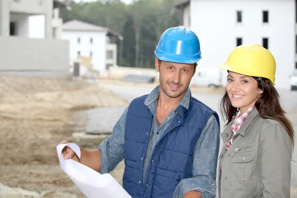 Equipo de arquitectos revisando los planos en el sitio — Foto de Stock