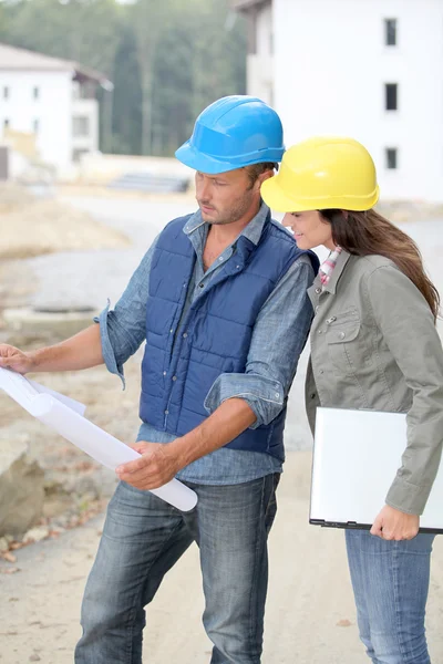 Architektenteam überprüft Pläne vor Ort — Stockfoto