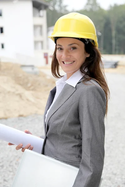 Zakenman met helm controleren site in aanbouw — Stockfoto