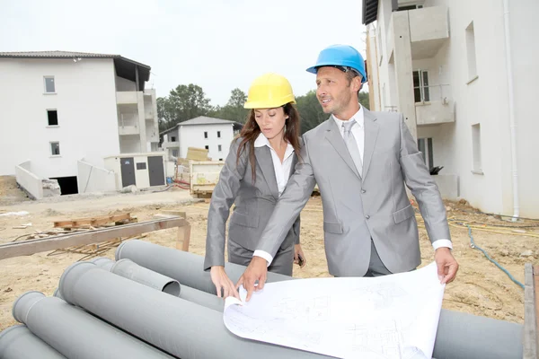 Team van architecten plannen op site controleren — Stockfoto