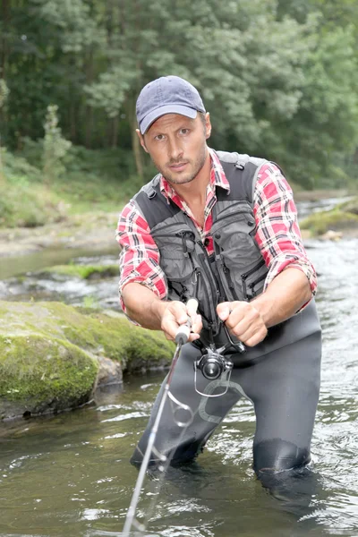 Pescador en río con caña de pescar — Foto de Stock