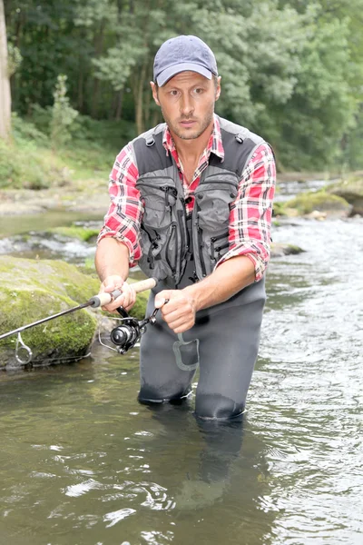 Fiskare i floden med fiskespö — Stockfoto