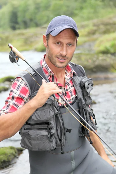 川でのフライ漁師持株釣りロッドのクローズ アップ — ストック写真