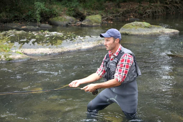 Pescatore in fiume con lenza a mosca — Foto Stock