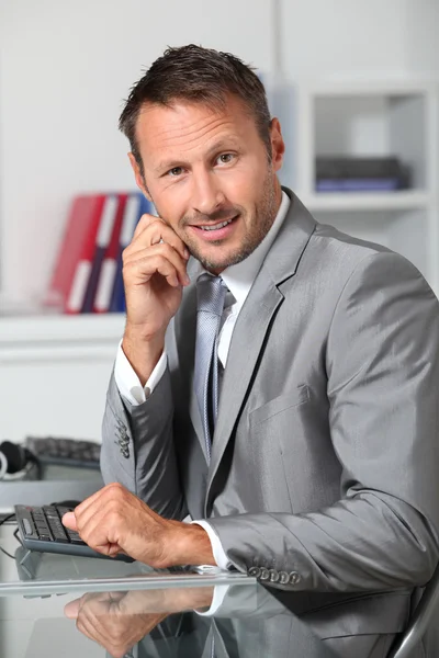 Großaufnahme eines Geschäftsmannes am Schreibtisch — Stockfoto