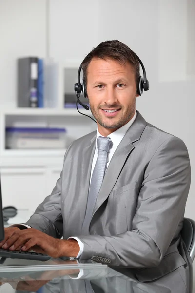 Fecho do empresário no escritório com fones de ouvido — Fotografia de Stock