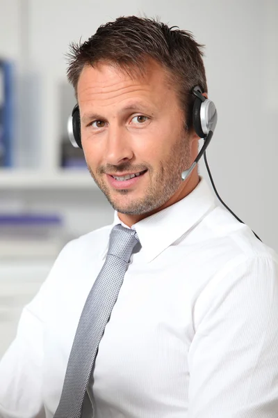 Fecho do empresário no escritório com fones de ouvido — Fotografia de Stock