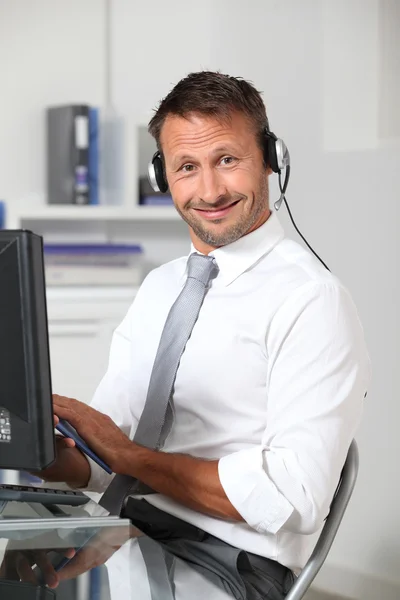 Fecho do empresário no escritório com fones de ouvido — Fotografia de Stock