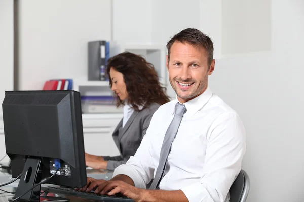 Empresário sorridente trabalhando no computador — Fotografia de Stock