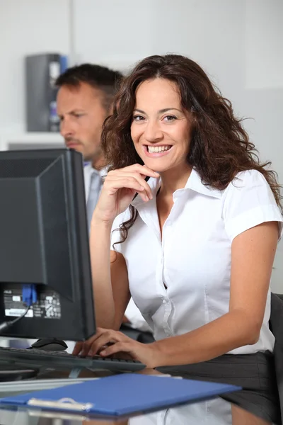 Mooie vrouw te typen op computerbureau — Stockfoto