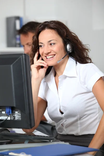 Mulher bonita com fone de ouvido em — Fotografia de Stock