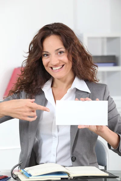 Empresária mostrando cartão de visita — Fotografia de Stock