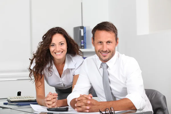 Geschäft im Büro, das am Bauprojekt arbeitet — Stockfoto