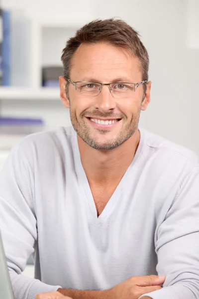 Retrato de homem bonito usando óculos — Fotografia de Stock