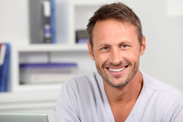 Retrato de homem bonito — Fotografia de Stock