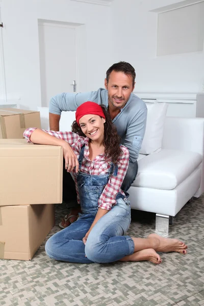 Par som flyttar i nytt hus — Stockfoto