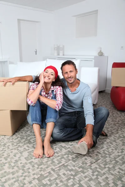 Casal em movimento na nova casa — Fotografia de Stock