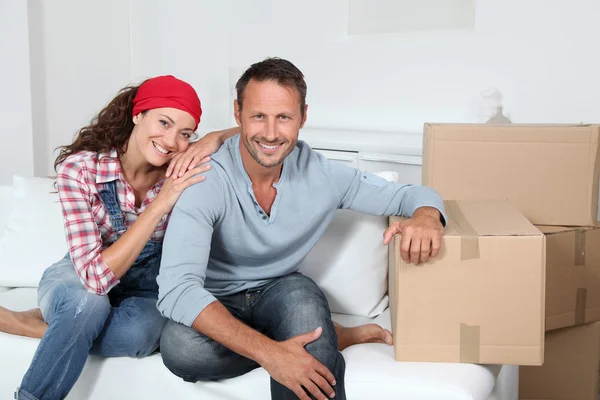 Pareja mudándose en nueva casa — Foto de Stock