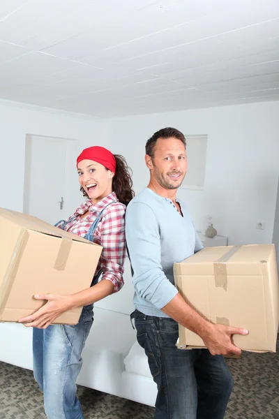 Pár se drží boxy v jejich novém domově — Stock fotografie