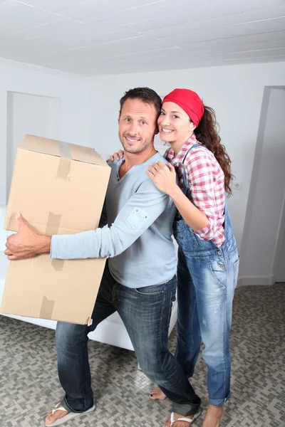 Casal segurando caixas em sua nova casa — Fotografia de Stock