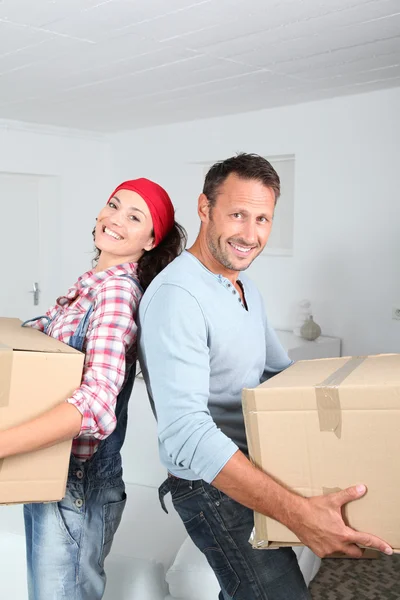 Casal segurando caixas em sua nova casa — Fotografia de Stock