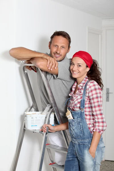 Paar streicht Wände seiner neuen Wohnung — Stockfoto